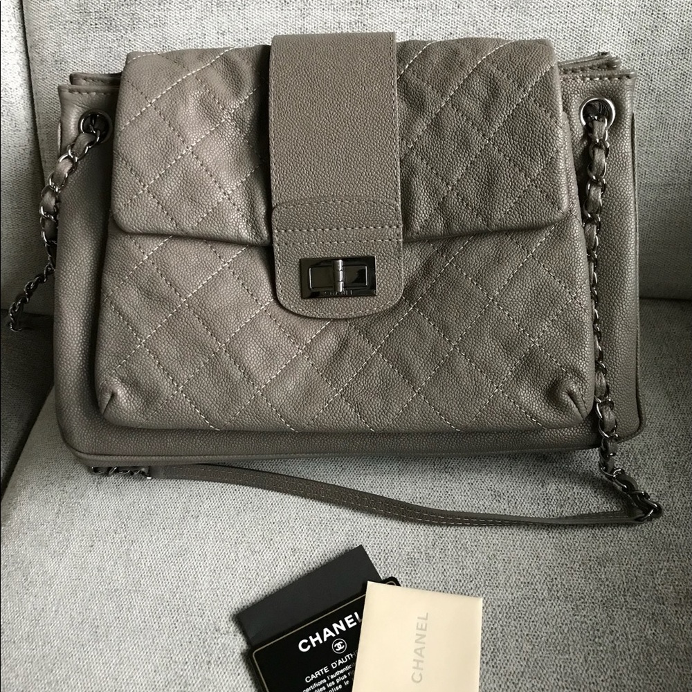 Chanel shoulder bag in grey caviar